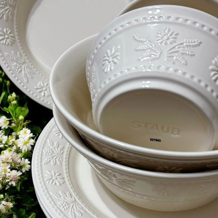 Bộ bát đĩa Staub Margaret 10 món họa tiết hoa Daisy dập nổi&nbsp;&nbsp;(màu trắng yến mạch)&nbsp;Chất liệu gốm sứ STAUB cao cấp an toàn