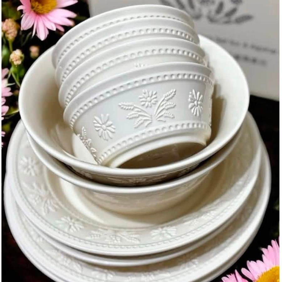 Bộ bát đĩa Staub Margaret 10 món họa tiết hoa Daisy dập nổi&nbsp;&nbsp;(màu trắng yến mạch)&nbsp;Chất liệu gốm sứ STAUB cao cấp an toàn