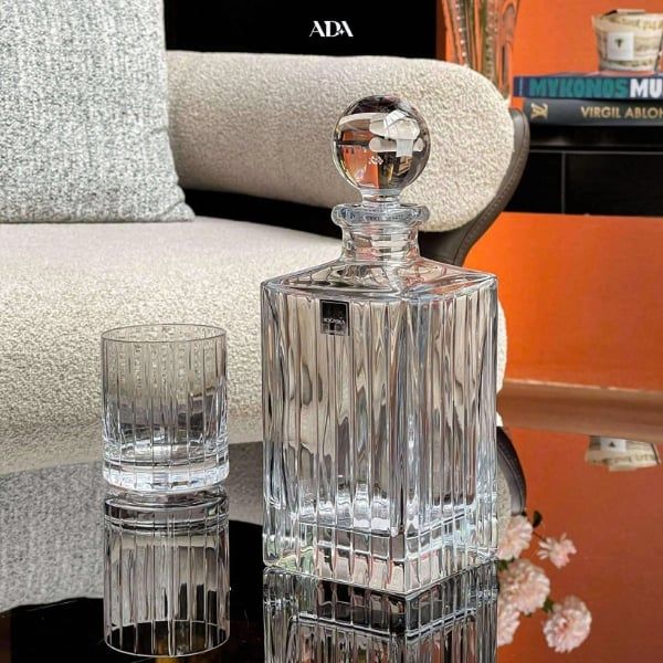 Bộ bình cốc pha lê Rogaska Avenue (1 bình 700ml, 6 cốc 310ml) vớinhững đường cắt chữ V sâu trên các sản phẩm thanh lịch, vượt thời gian