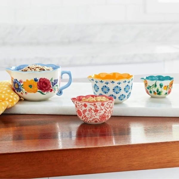 Bộ ca đong The Pioneer Woman Brilliant Blooms 4 món&nbsp;Thêm nét quyến rũ lấy cảm hứng từ phong cách cổ điển vào căn bếp của bạn