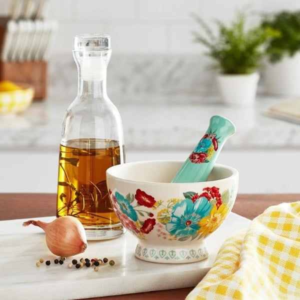 Bộ chày cối The Pioneer Woman Fancy Flourish&nbsp;giúp bạn dễ dàng giã hoặc nghiền các nguyên liệu tươi để thêm vào bữa ăn nấu tại nhà của mình.