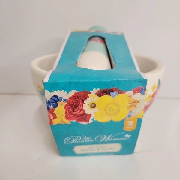 Bộ chày cối The Pioneer Woman Fancy Flourish&nbsp;Thiết kế hoa đặc trưng của Ree