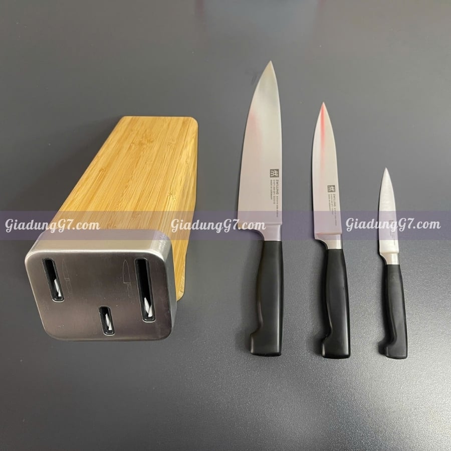 Được sản xuất tại Đức, Bộ dao tự mài Zwilling Four Star 4 món này bao gồm ba con dao thiết yếu