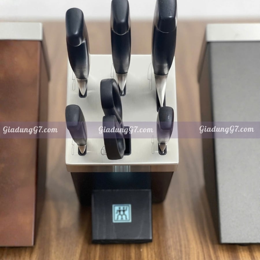 Được sản xuất tại Đức, Bộ dao tự mài Zwilling Four Star 7 món - Made in Germany&nbsp;này bao gồm 6 con dao thiết yếu được đặt trong một khối tiết kiệm không gian