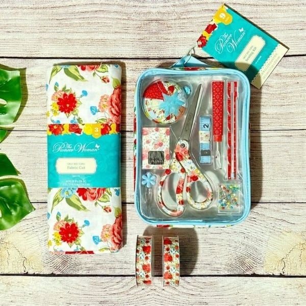 Bộ kim chỉ The Pioneer Woman. Bộ dụng cụ này bao gồm thước đo may