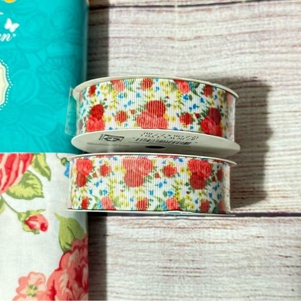 Bộ kim chỉ The Pioneer Woman. Bộ dụng cụ này bao gồm thước đo may