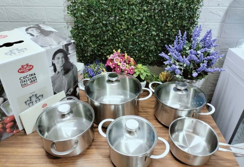 Bộ nồi chảo Ballarini Ancona gồm 4 nồi 1 quánh nội địa Đức&nbsp;được thiết kế với cấu trúc đáy sandwich tích hợp lõi nhôm bền chắc