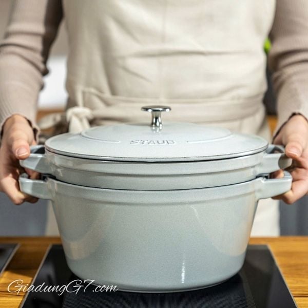 Tiết kiệm không gian, thời gian và năng lượng bằng cách sắp xếp gọn gàng bộ nồi chảo của bạn với bộ 2 món xếp chồng được từ Staub.