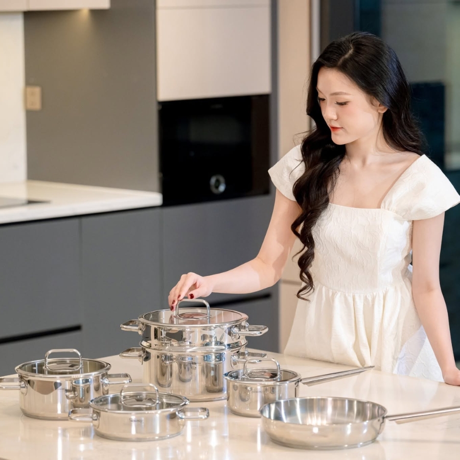 Bộ nồi Michelangelo Euroshine 6 món nắp kính bằng inox cao cấp trong gian bếp hiện đại