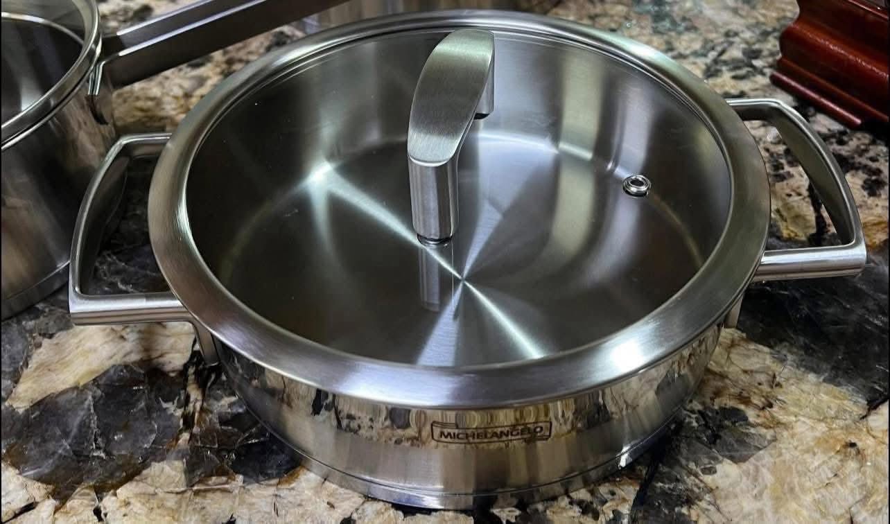 Nồi thấp inox thuộc Bộ nồi Michelangelo Signature 5 món với nắp lọc và miệng rót tiện lợi
