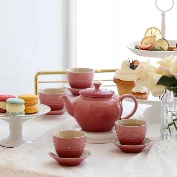 Bộ trà Le Creuset 9 món (4 tách chén, 1 ấm)&nbsp;chịu nhiệt và chịu lạnh, an toàn khi sử dụng trong lò vi sóng và máy rửa chén.