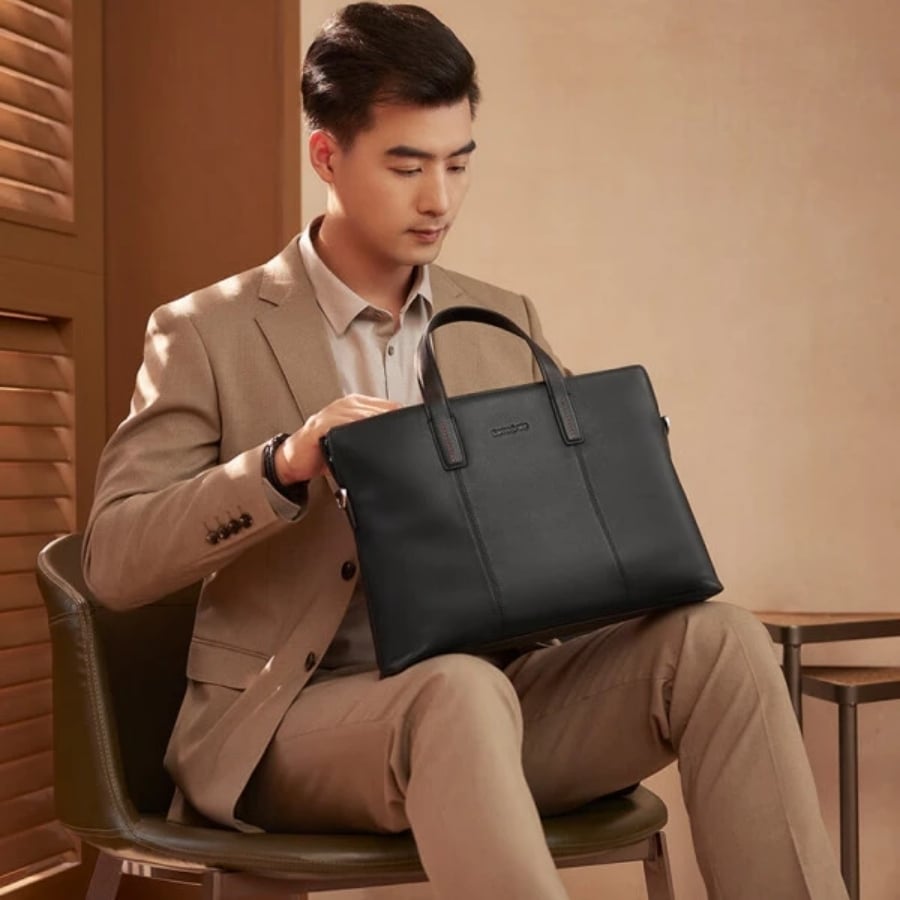 Cặp laptop da thật Samsonite Cater&nbsp;với sức chứa lớn: Sở hữu thiết kế rộng rãi có thể đựng vừa laptop 15 inch
