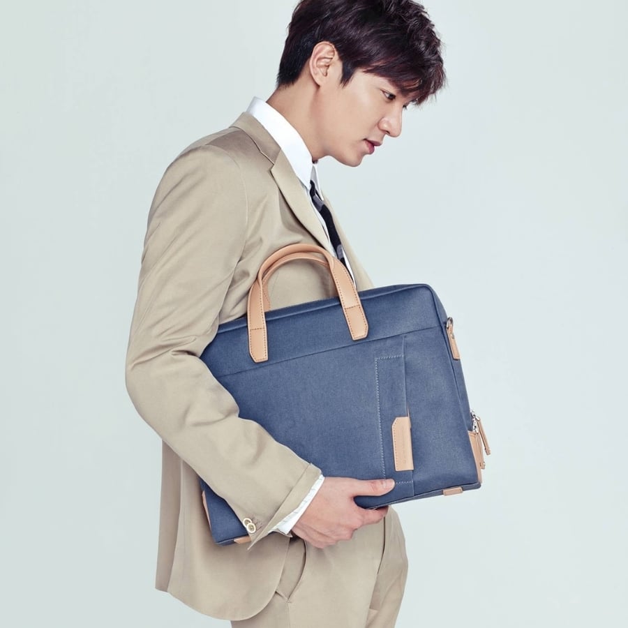 Cặp laptop Samsonite Red Brillo&nbsp;đựng laptop 14inch là sản phẩm kết hợp giữa cặp tài liệu, túi đeo chéo và túi đeo vai trong một.