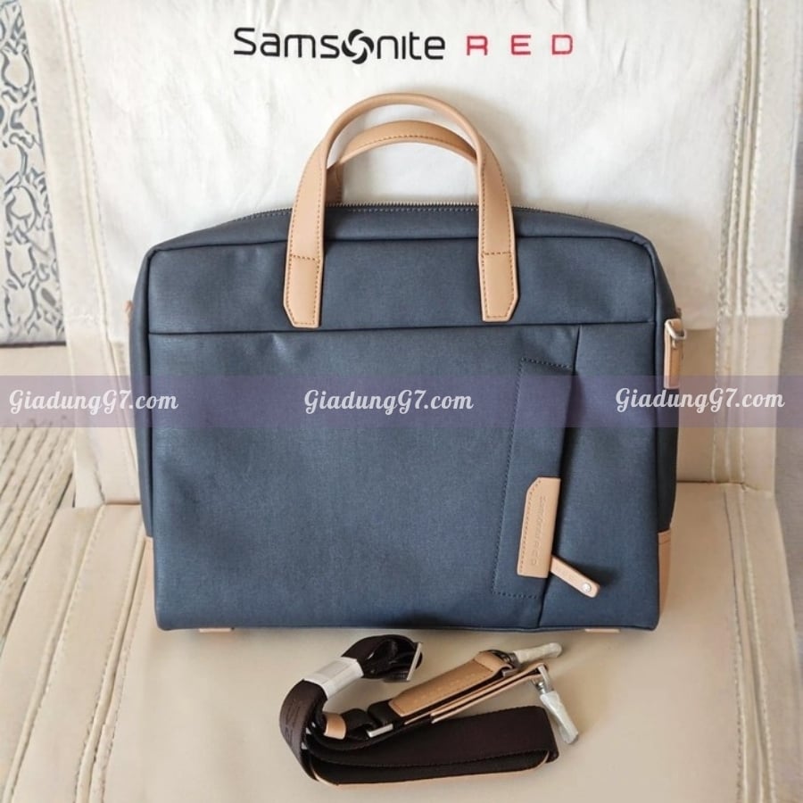 Cặp laptop Samsonite Red Brillo Sự kết hợp hoàn hảo giữa sắc xanh khoác biển (Dark Blue) lịch lãm và các chi tiết da màu viền beige tạo điểm nhấn tinh tế, hiện đại.