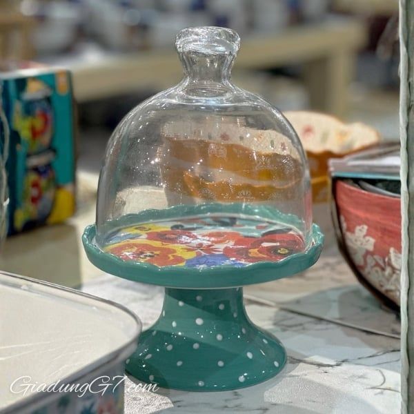 Chân bồng có nắp The Pioneer Woman&nbsp;Dazzling Dahlias 19cm giúp việc nướng và phục vụ một bữa ăn ngon hoặc món tráng miệng