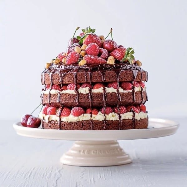 Chân bồng Le Creuset 30cm màu kem hồng là phụ kiện hoàn hảo giúp tôn vinh vẻ đẹp của những chiếc bánh kem