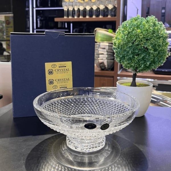 Chân bồng pha lê Bohemia Trinity đường kính 20.5cm hoặc 30cm có độ bền cao, thiết kế đơn giản, thanh lịch và phù hợp với trang trí để bàn, đựng hoa quả