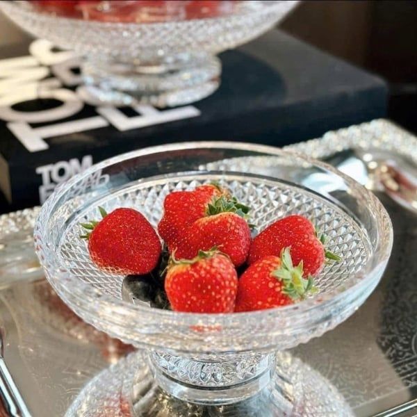 Chân bồng pha lê Bohemia Trinity đường kính 20.5cm hoặc 30cm có độ bền cao, thiết kế đơn giản, thanh lịch và phù hợp với trang trí để bàn, đựng hoa quả