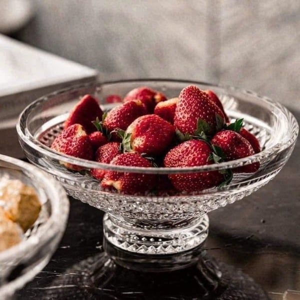 Chân bồng pha lê Bohemia Trinity đường kính 20.5cm hoặc 30cm có độ bền cao, thiết kế đơn giản, thanh lịch và phù hợp với trang trí để bàn, đựng hoa quả