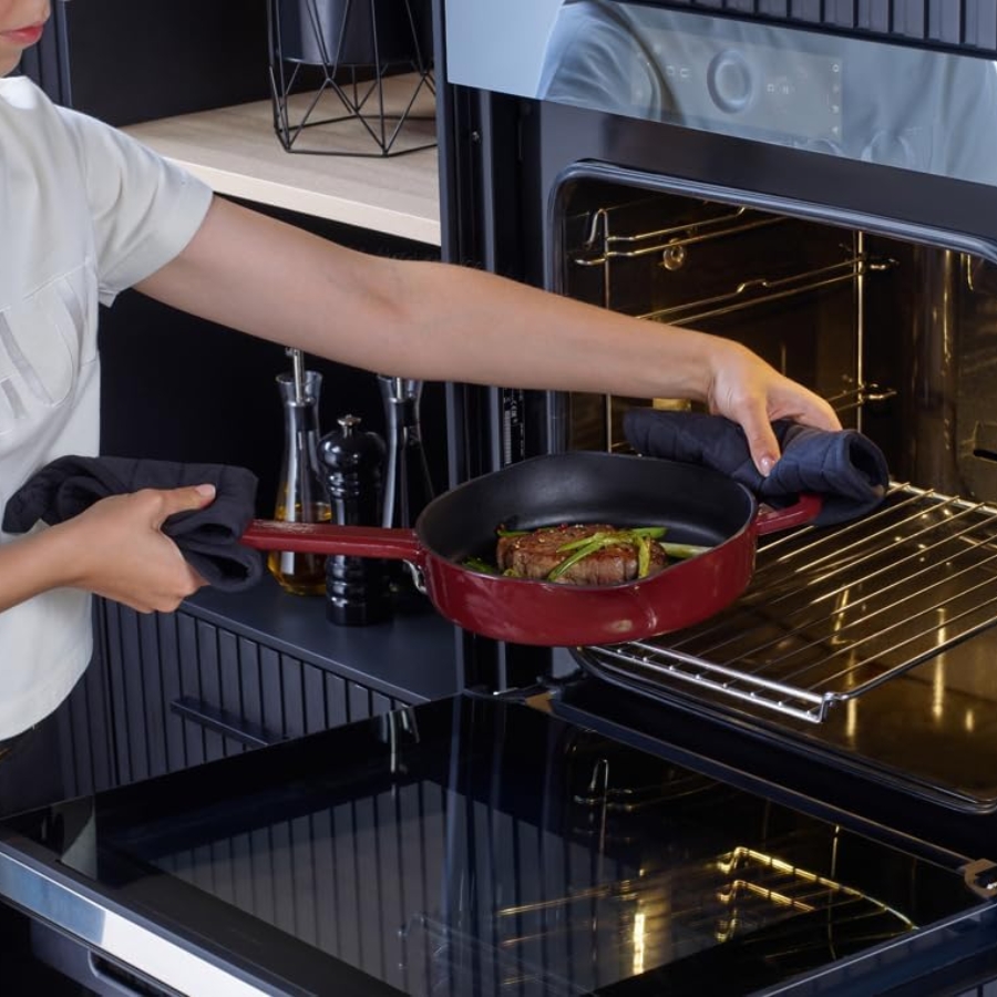 Chảo gang Fissler Moments Collection 24cm, chống dính, vành cao, có vòi rót, móc treo, không chứa PFAS/PTFE, dùng được cho bếp từ, màu đỏ tía.