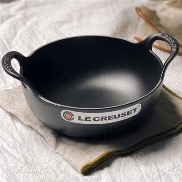 Chảo Le Creuset Balti 24cm Gang tráng men mang lại khả năng phân phối và giữ nhiệt vượt trội