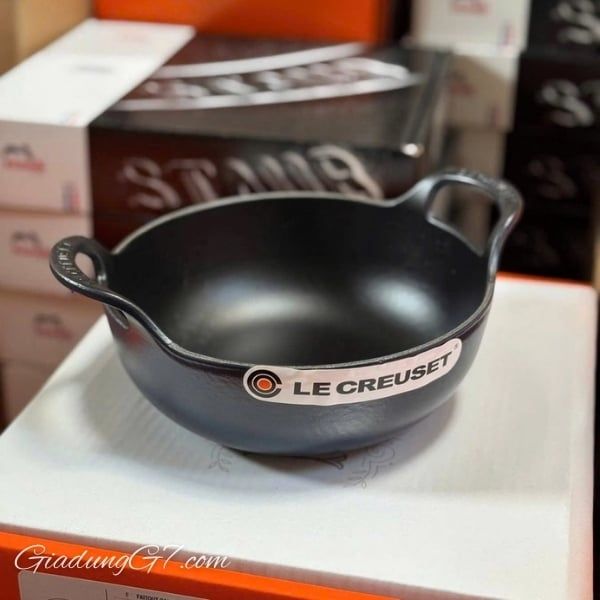 Thức ăn được nấu chín và phục vụ trong&nbsp;Chảo gang Le Creuset Balti 24cm, sau đó được mang ra bàn để chia sẻ.