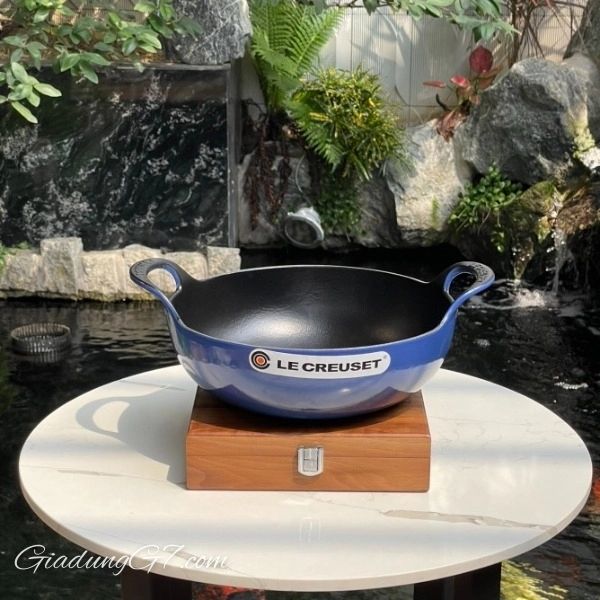 Thức ăn được nấu chín và phục vụ trong&nbsp;Chảo gang Le Creuset Balti 24cm 2.7L 2 quai - Màu xanh coban, sau đó được mang ra bàn để chia sẻ.