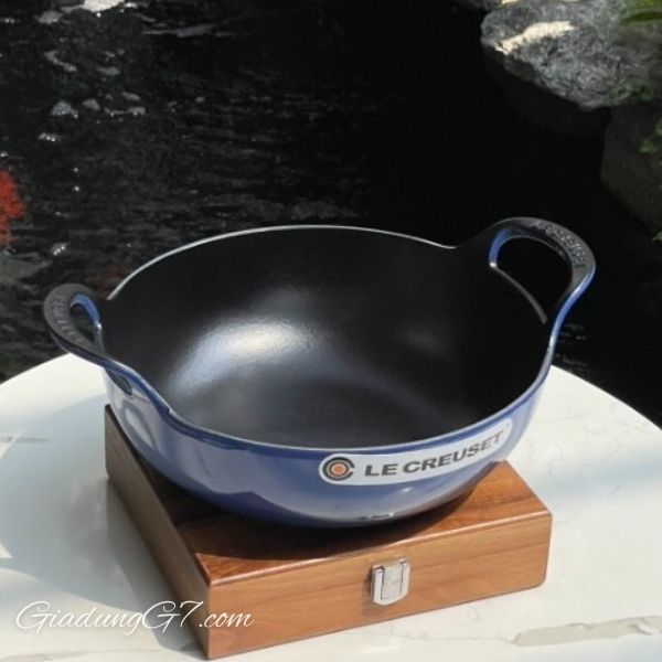 Chảo Le Creuset Balti 24cm Gang tráng men mang lại khả năng phân phối và giữ nhiệt vượt trội