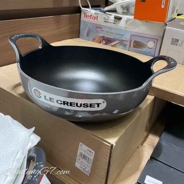 Thức ăn được nấu chín và phục vụ trong&nbsp;Chảo gang Le Creuset Balti 24cm, sau đó được mang ra bàn để chia sẻ.