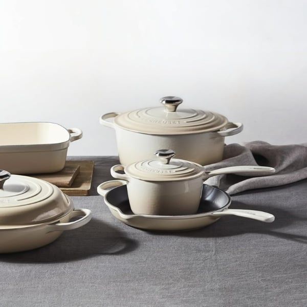 Chảo gang Le Creuset Meringue có miệng rót 20cm Sản xuất tại Pháp.