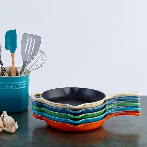 Chảo gang Le Creuset Meringue có miệng rót 20cm Được đúc riêng lẻ trong khuôn cát và chế tác thủ công tại xưởng đúc nguyên bản