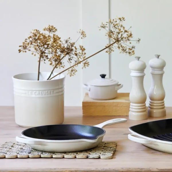 Chảo gang Le Creuset Meringue có miệng rót 20cm Dễ dàng vệ sinh