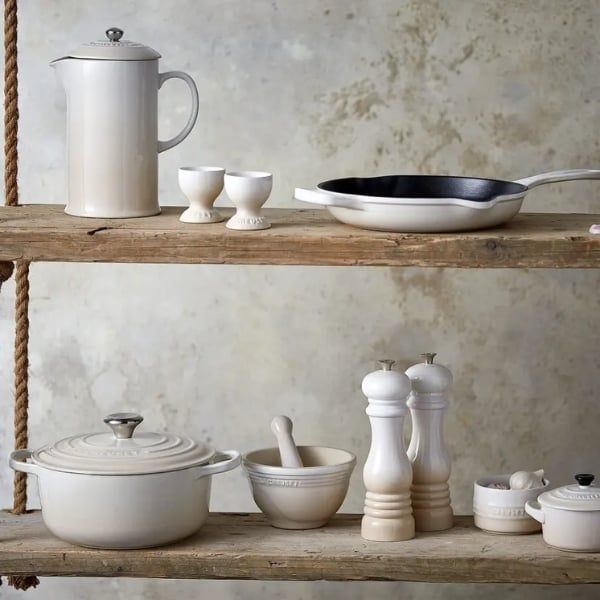 Chảo gang Le Creuset Meringue có miệng rót 20cm Dễ dàng vệ sinh