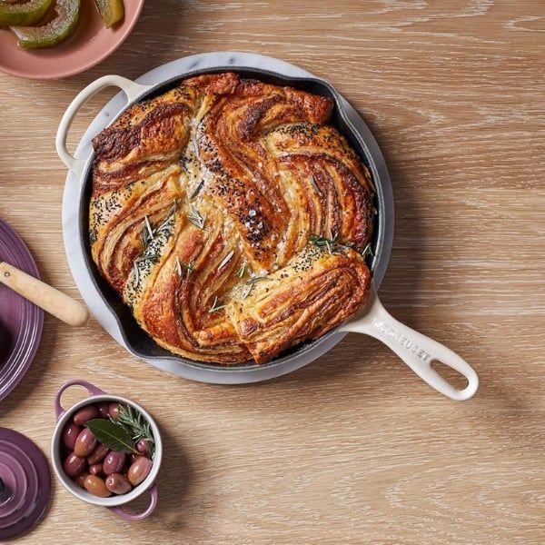 Chảo gang Le Creuset Meringue có miệng rót 20cm từ lâu đã là vật dụng không thể thiếu trong nhà bếp