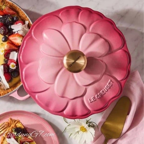 Chảo gang Le Creuset Petal Braiser có nắp 26cm 2.2L - Màu Hồng Berry nắp nồi thanh lịch và màu sắc rực rỡ của nồi càng thêm phần quyến rũ