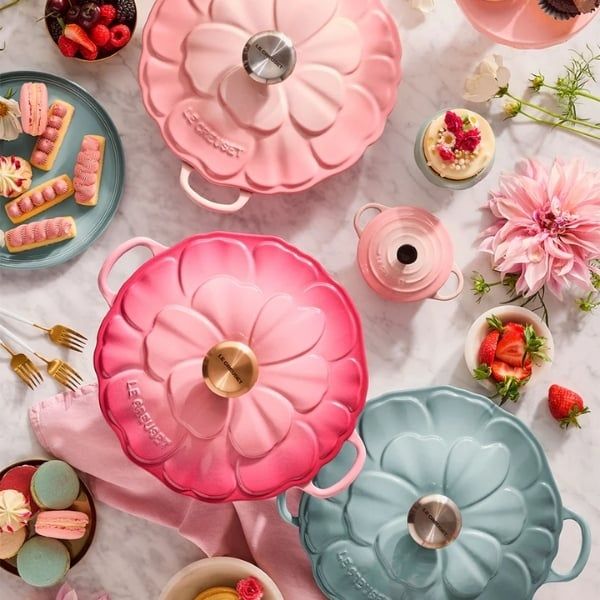 Chảo gang Le Creuset Petal Braiser có nắp 26cm 2.2L là món đồ trang trí tuyệt vời.