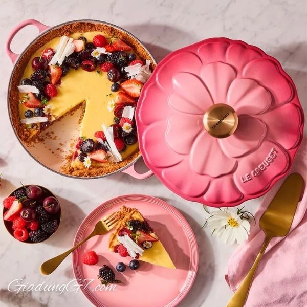 Chảo gang Le Creuset Petal Braiser có nắp 26cm 2.2L là món đồ trang trí tuyệt vời.