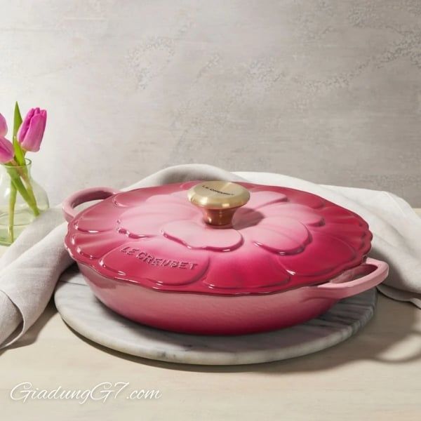 Mang đến một chút niềm vui mùa xuân ngập tràn ánh nắng cho căn bếp quanh năm với Chảo gang Le Creuset Petal Braiser có nắp 26cm 2.2L - Màu Hồng Berry.