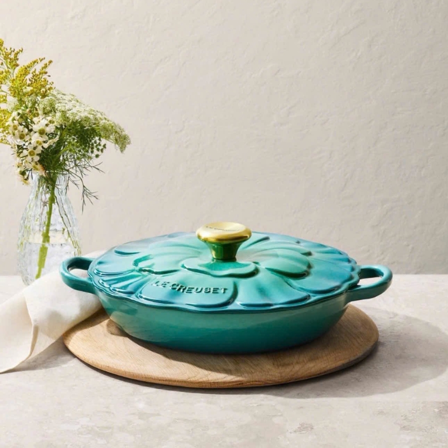 Mang đến một chút niềm vui mùa xuân ngập tràn ánh nắng cho căn bếp quanh năm với Chảo gang Le Creuset Petal Braiser có nắp 26cm 2.2L - Màu xanh biển&nbsp;nhẹ nhàng nữ tính. Th