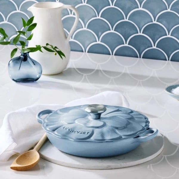 Chảo gang Le Creuset Petal Braiser có nắp 26cm 2.2L nắp nồi thanh lịch và màu sắc rực rỡ của nồi càng thêm phần quyến rũ