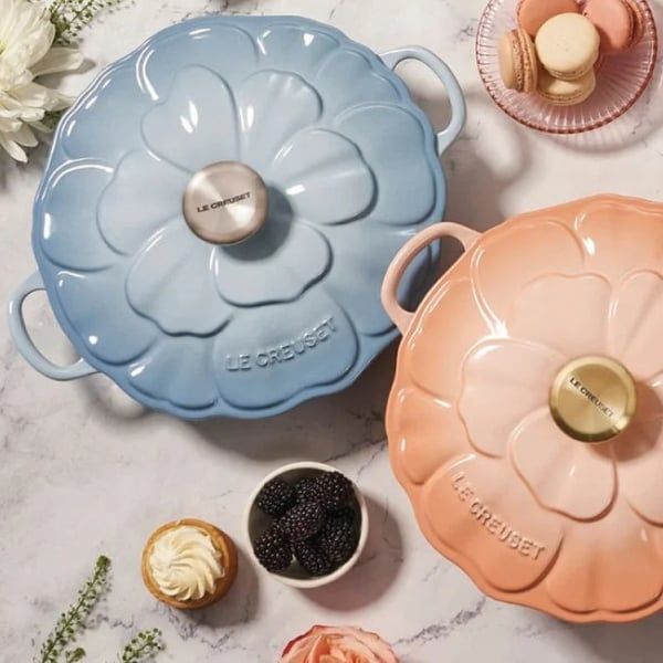 Mang đến một chút niềm vui mùa xuân ngập tràn ánh nắng cho căn bếp quanh năm với Chảo gang Le Creuset Petal Braiser có nắp 26cm 2.2L - Màu xanh biển&nbsp;nhẹ nhàng nữ tính.