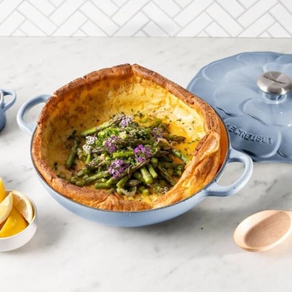 Chảo gang Le Creuset Petal Braiser có nắp 26cm 2.2L  là một bổ sung hoàn hảo cho bất kỳ căn bếp nào, không chỉ về mặt tính năng mà còn là món đồ trang trí tuyệt vời.