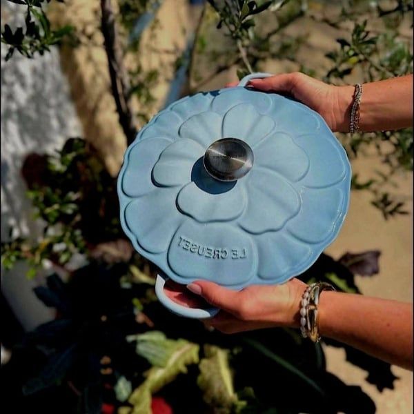 Chảo gang Le Creuset Petal Braiser có nắp 26cm 2.2L Bề mặt men cát mịn lý tưởng cho việc nấu ăn ẩm như ninh, om, rang và nướng.