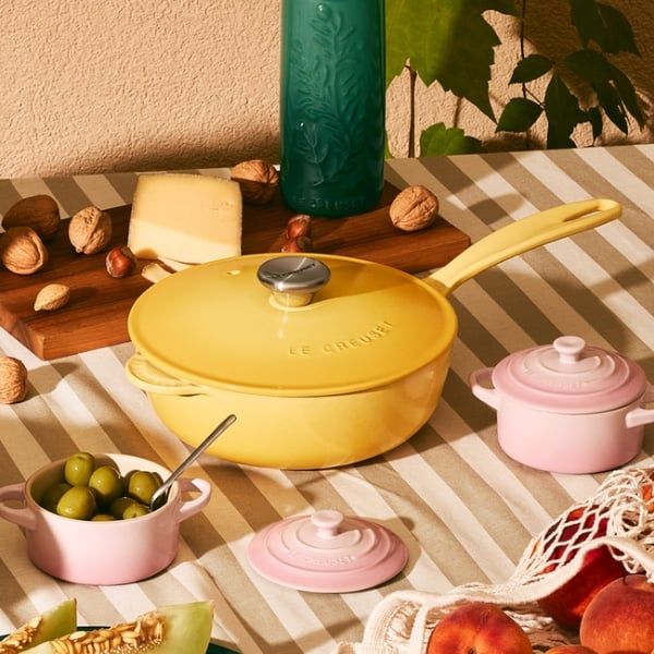 Chảo gang Le Creuset Saucier 21cm 2.1L tráng men này là dụng cụ nấu nướng lý tưởng để làm nước sốt hoặc ninh súp một cách hoàn hảo