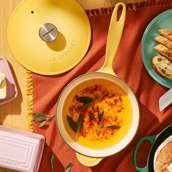 Chảo gang Le Creuset Saucier 21cm 2.1L tráng men này là dụng cụ nấu nướng lý tưởng để làm nước sốt hoặc ninh súp một cách hoàn hảo