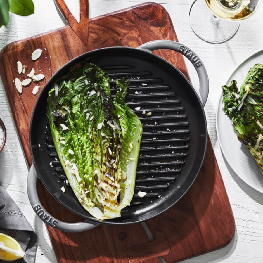 Chảo gang nướng tròn Staub 26cm có thiết kế bề mặt với vân nướng cao, giúp giảm lượng dầu mỡ tiếp xúc với thực phẩm