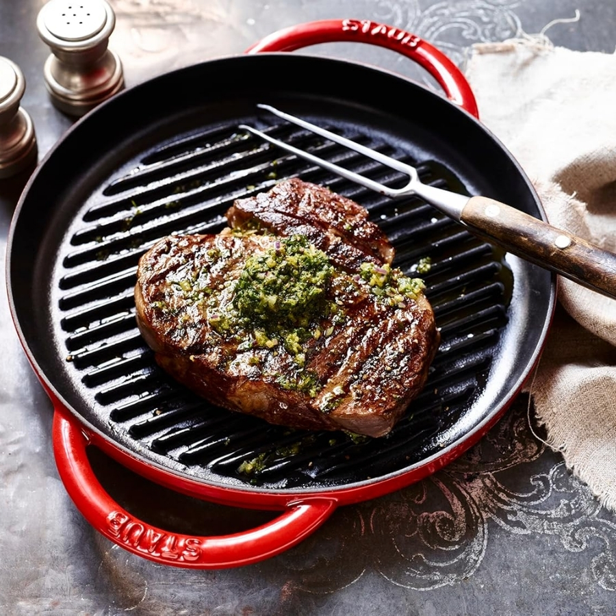 Chảo gang nướng tròn Staub 26cm được làm từ gang, mang lại độ bền cao và khả năng giữ nhiệt vượt trội.