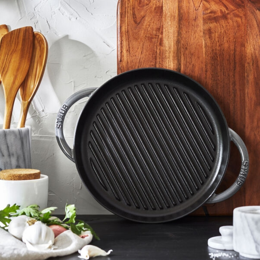Chảo gang nướng tròn Staub 26cm 2 quai&nbsp;Chuyên dùng để chiên, xào, áp chảo