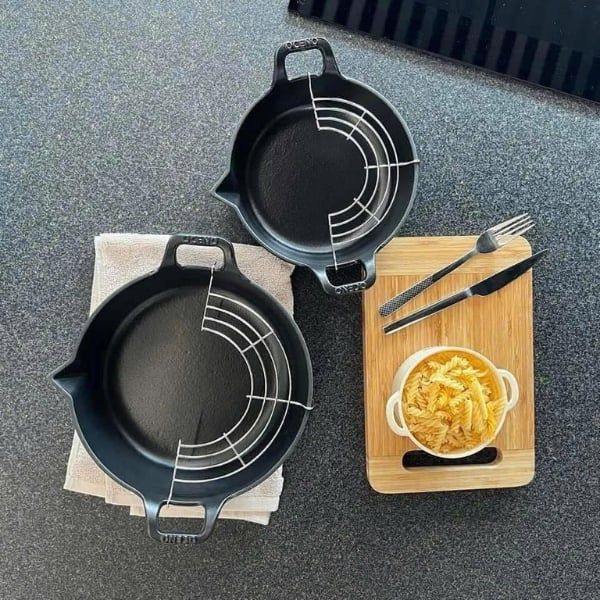 Chảo gang Oceno Tempura mỏ chim kèm giá gác là dòng sản phẩm chảo gang cao cấp có đầy đủ các ưu điểm của chảo gang truyền thống