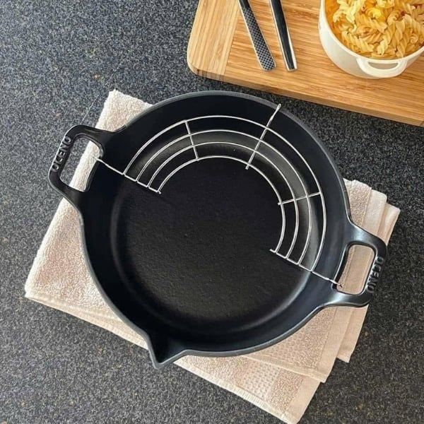 Chảo gang Oceno Tempura mỏ chim kèm giá gác là dòng sản phẩm chảo gang cao cấp có đầy đủ các ưu điểm của chảo gang truyền thống